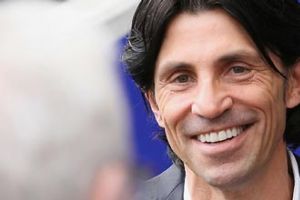 اينتراخت يجدد عقد مدير الكرة هوبنر حتى 2016 ويؤكد غياب رودي لنهاية الموسم