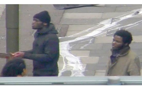 بريطانيا: قضت محكمة بريطانية بسجن اثنين من المسلمين المتشددين أمس الأربعاء ( 26 فبراير/ شباط 2014 ) مدى الحياة لقتلهما جندياً بريطانياً في وضح النهار بأحد شوارع لندن العام الماضي. وأص 􀀯􀀯در القاضي نايجل سويني حكماً بالسجن على مايكل أديبولاجو مدى الحياة، ما يعني أنه يمكن الإفراج عنه فقط بناء على رؤية وزير الداخلية في ظل ظروف استثنائية. وحكم على شريكه في الجريمة مايكل أديبوال بالسجن مدى الحياة بحد أدنى 45 عاماً قبل أن يتمكن من التقدم بطلب للعفو المشروط. وصدر الحكم عليهما غيابياً في محكمة بلندن. وصدم الرجلان لي ريجبي بسيارتهما بالقرب من ثكنته في ولويتش يوم 22 مايو الماضي، قبل أن يجرانه إلى منتصف الطريق ويطعنانه حتى الموت أمام المارة-reuters