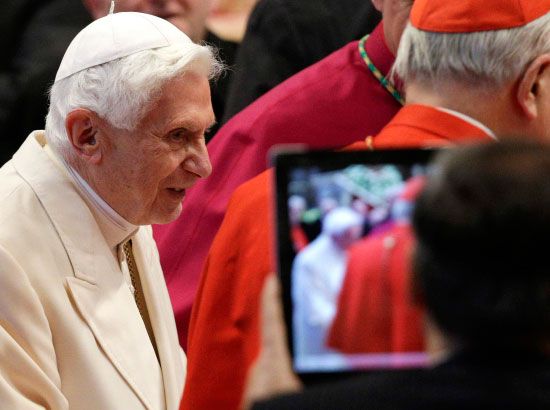 الفاتيكان: نفى بابا الفاتيكان السابق بنديكت السادس عشر، أمس (الأربعاء) تكهنات بأنه تعرض لضغوط للتخلي عن كرسي البابوية قبل عام. وقال بنديكت في خطاب مفتوح نشرته صحيفة «لا ستامبا» الإيطالية: «ليس هناك أدنى شك بشأن صحة استقالتي». وأضاف: «الشرط الوحيد لصحة (استقالتي) هو أن قراري نابع من حريتي الكاملة. التكهن بشأن عدم صحة استقالتي بناءً على الإدراك بأثر رجعي هو ببساطة أمر سخيف». وجاء نشر الخطاب في صحيفة «لا ستامبا» رداً على تساؤلات بشأن أسباب الاستقالة أثارها مراسل الصحيفة لدى الفاتيكان أندريا تورنيللي - reuters