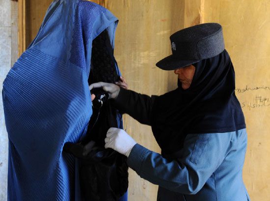 أفغانستان:  بدأت حملة تسجيل الناخبين في أفغانستان لانتخابات المجالس الرئاسية والمحلية  التي ستجرى في أبريل/ نيسان من هذا العام تحت إجراءات أمنية مشددة خصوصاً في المناطق التي تشهد أعمال عنف شبه مستمرة - afp