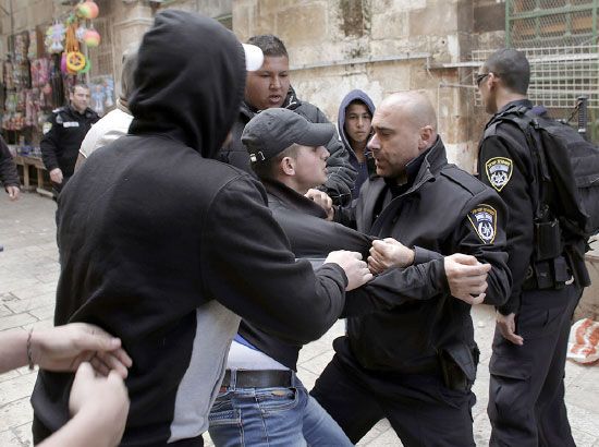 فلسطين: طالب مجلس النواب الأردني أمس بطرد السفير الإسرائيلي من عمّان وسحب سفير المملكة من إسرائيل احتجاجاً على مشروع قانون يناقشه الكنيست الإسرائيلي بشأن نقل السيادة على المسجد الأقصى. وحذر مسئولون أردنيون «من محاولات المس بالمسجد الأقصى والأماكن المقدسة» لأن ذلك سيشكل «خرقاً» لمعاهدة السلام الإسرائيلية الأردنية. وقال النائب خليل عطية لوكالة «فرانس برس» إن «جميع حضور جلسة الأربعاء وعددهم نحو 86 نائباً صوتوا لصالح مذكرة بطرد السفير الإسرائيلي، دانيال نيفو من عمّان احتجاجاً على مناقشات الكنيست والاستفزازات الإسرائيلية في القدس وخصوصاً حول الأقصى» - afp