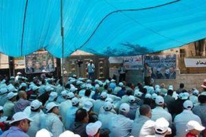 آلاف الفلسطينيين يؤدون صلاة الجمعة في خيمة اعتصام تطالب بكسر حصار غزة