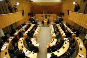 برلمان قبرص يرفض خطة الخصخصة التي طلبها المقرضون