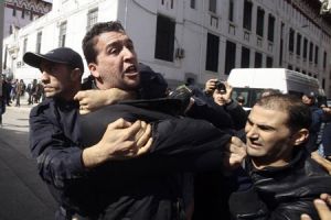 الجزائر: إعتقال العشرات خلال مظاهرة معارضة لترشّح بوتفليقة لولاية رابعة