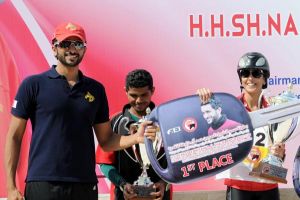 ناصر بن حمد يتوج الفارسة نجلاء بنت سلمان بطلة لكأس سموه للقدرة