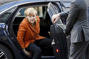 ميركل تطالب روسيا المشاركة في مجموعة اتصال دولية لحل أزمة القرم