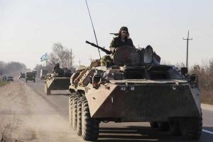 ضابط أوكراني يقول إن قوات روسية فتحت النار في قاعدة في القرم