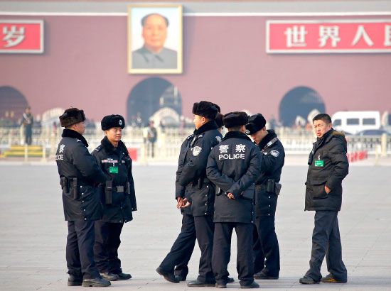 الصين: أفادت صحيفة رسمية صينية أمس (الاثنين) أن الشرطة اضطرت إلى مواجهة «وضع طارئ» في ساحة تيان آنمين في بكين في الأسبوع الماضي أثناء انعقاد جلسة للبرلمان الصيني، ما يتقاطع مع شهادات مارة شاهدوا دخاناً. وجرت الحادثة الأربعاء الماضي يوم افتتاح الدورة السنوية للجمعية الوطنية الشعبية، الهيئة التشريعية للنظام، على ما نقلت صحيفة الأمن العام الشعبية. - reuters