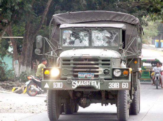 الفلبين: أعلن الجيش والشرطة الفلبينية أمس الإثنين (10 مارس/ آذار 2014) أن 12 شخصاً قتلوا في اشتباكات بين قوات الأمن الحكومية والمتمردين الشيوعيين الذين هاجموا مركزاً للشرطة بجنوب الفلبين.وقال المتحدث باسم شرطة الإقليم المفتش جيد كلامور إن ثلاثة من رجال الشرطة قتلوا وأصيب أثنان آخران عندما هاجم نحو مئة مسلح مركز الشرطة في بلدة ماتاناو في إقليم دافاو ديل سور، على بعد 990 كيلومتراً جنوب مانيلا قبل الفجر. وقال كلامور إن المتمردين استولوا على عشرة مسدسات و جهازى لاسلكى من مركز الشرطة.- afp