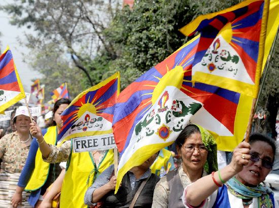 التبت: ألقت الشرطة في نيبال القبض على خمسة متظاهرين من التبت أمس (الاثنين) أثناء استعدادهم للتظاهر خارج السفارة الصينية في كاتمندو للاحتفال بالذكرى الـ55 ليوم انتفاضة التبت. وقالت الشرطة إن الثلاث سيدات ورجلين كانوا يحملون أعلام منظمة التبت الحرة كما كانوا يرددون شعارات ضد الصين.وتلتزم نيبال بسياسة «صين - واحدة» وتتعرض لضغوط من الصين للحد من أي انشطة «معادية للصين».  - reuters