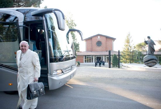 الفاتيكان: يقوم البابا فرنسيس بزيارة إلى كوريا الجنوبية من 14 إلى 18 أغسطس/ آب للقاء الشبيبة الكاثوليكية الآسيوية وتطويب «شهداء الإيمان» الكوريين الذين قتلوا في القرن التاسع عشر، كما أعلن المتحدث باسمه الأب فيديريكو لومباردي. وهكذا سيقوم الحبر الأعظم برحلته الاولى الى آسيا، والثالثة الى الخارج بعد البرازيل في يوليو الماضي والاأضي المقدسة في مايو المقبل. ويزور البابا فرنسيس كوريا الجنوبية بمناسبة «الأيام الآسيوية للشباب» السادسة. - reuters