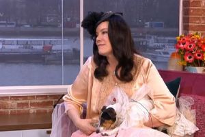 امرأة بريطانية تتزوج كلبتها