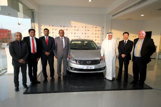 فاروق المؤيد ومدراء شركة دونغ فنغ أثناء تدشينهم السيارة الجديدة