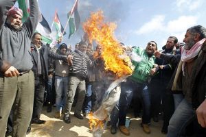 أردنيون يتظاهرون للمطالبة باغلاق سفارة اسرائيل بعد مقتل قاض