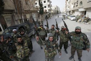 الجنود السوريون يستريحون بعد السيطرة على يبرود