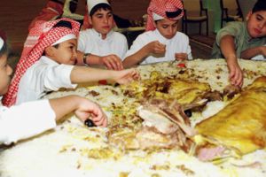 السعودية: إمام وخطيب المسجد الحرام يرد فتوى الفوزان ويجيز 'البوفيه المفتوح'