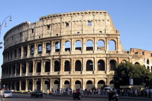 الشرطة الإيطالية توقف فتى كنديا لسرقته أجزاء صغيرة من مدرج الكولوسيوم