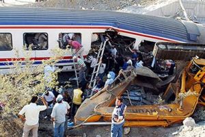 9 قتلى و5 جرحى بتصادم بين قطار وحافلة صغيرة بجنوب تركيا