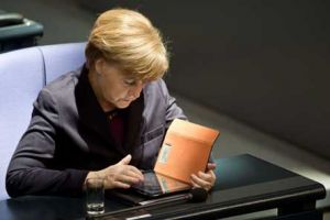 ميركل: اوروبا تعتزم توسيع قائمة الاسماء المشمولة بالعقوبات بشأن اوكرانيا