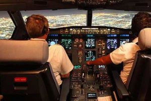 وقف اثنين من الطيارين عن العمل في الهند بعد رقصهما على متن طائرة