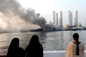 وفاة شخص وإصابة ثلاثة في احتراق سفينة وغرقها أمام سواحل الشارقة