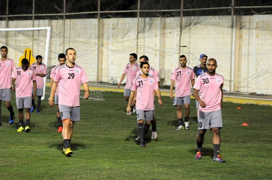 تدريبات إحمائية للاعبين خلال التدريب