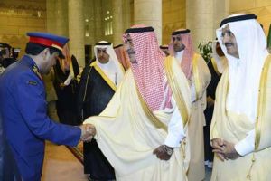 السعوديون يبايعون الأمير مقرن ولياً لولي العهد