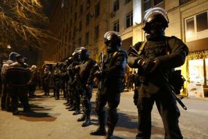 أوكرانيا تحتجز 12 من شرطة مكافحة الشغب للاشتباه في تورطهم في قتل جماعي