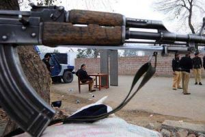 باكستان تفرج عن 16 سجينا من طالبان سعيا لإحياء محادثات السلام