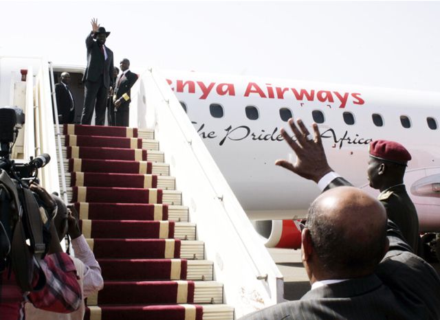 السودان:  وصل الى الخرطوم ظهر أمس (السبت) رئيس دولة جنوب السودان الفريق سلفاكير ميارديت فى زيارة للسودان تستغرق يوماً واحداً يبحث خلالها مع نظيره السوداني المشير عمر حسن البشير سبل تطوير العلاقات الثنائية. وذكرت وكالة الأنباء السودانية أن البشير كان في استقبال ميارديت الذي يرافقه وفد رفيع المستوى في زيارة هي الاولى منذ انفصال جنوب السودان عن الشمال.