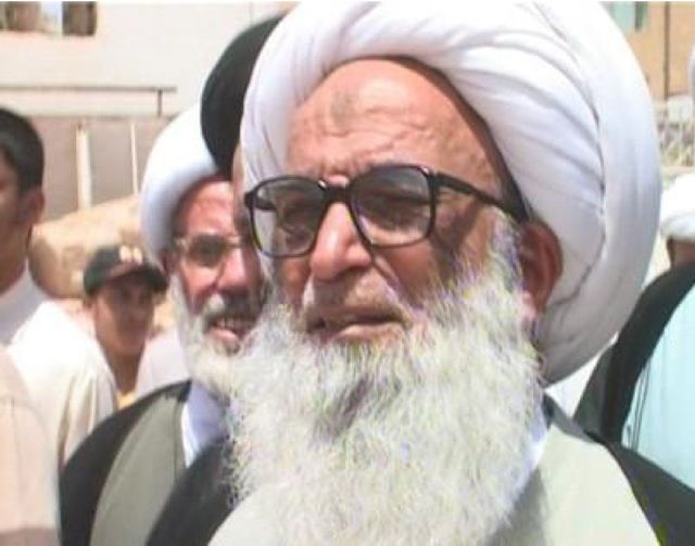  العراق :  نقل المرجع الديني آية الله الشيخ بشير النجفي إلى المستشفى أمس (السبت) إثر تعرضه إلى وعكة صحية، حسبما أفاد مصدر من مكتبه لوكالة «فرانس برس». وأوضح المصدر رافضاً الكشف عن اسمه أن «المرجع تعرض للإجهاد بسبب وفود أعداد كبيرة من الضيوف لزيارته خلال الأيام الماضية ما تسبب بإصابته بوعكة صحية نقل بعدها إلى المستشفى». وأضاف المصدر أن «حالة المرجع حالياً مستقرة».والنجفي أحد المراجع الكبار الأربعة في العراق ويبلغ من العمر 72 عاماً.