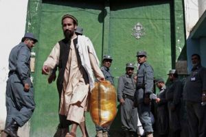 الحكومة الباكستانية تفرج عن 13 من طالبان لبناء الثقة