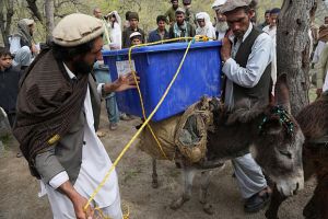 نقل صناديق الاقتراع إلى كابول بعد الفرز الأولي للأصوات