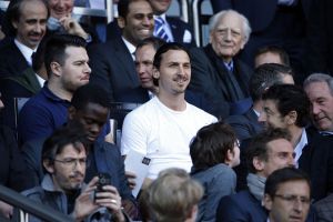 ابراهيموفيتش يعود إلى السويد للعلاج من الإصابة