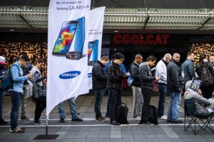 'سامسونغ' تطرح هاتف 'اس5' في أسواق العالم