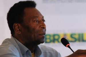 بيليه يواجه اتهامات بالتقصير في مكافحة العنصرية في كرة القدم