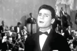 أحلف بسماها وترابها...