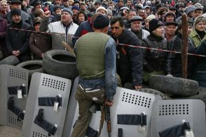 أوكرانيا تقول إنها تشن عملية لانهاء قبضة الانفصاليين على بلدة بشرق البلاد