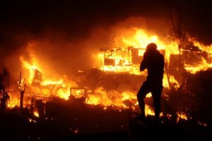 شاهد صوراً لحريق يدمر 100 منزل في تشيلي