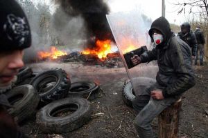 متظاهرون موالون لروسيا يسيطرون على مطار بشرق أوكرانيا