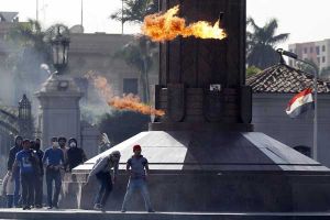 مصادر: مقتل طالب في اشتباكات بين الأمن ومتظاهرين بجامعة القاهرة