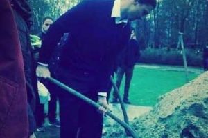 ابراهيموفيتش يدفن شقيقه علي الطريقة الإسلامية