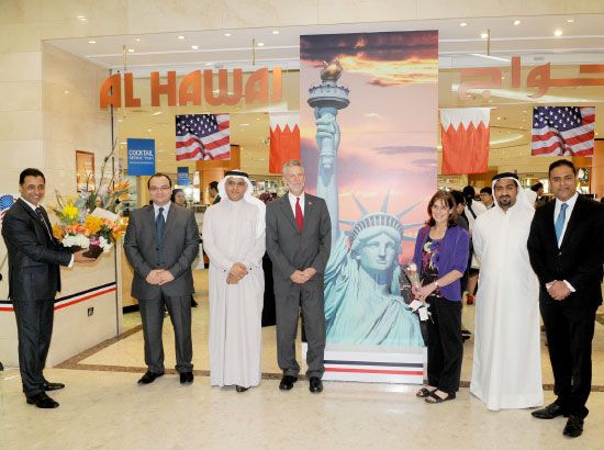 السفير الأميركي وعبدالوهاب الحواج بعد قطعهما قالب الحلوى إيذاناً بافتتاح المهرجان - تصوير عيسى إبراهيم