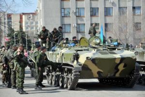 عربات جند مدرعة تدخل شرق أوكرانيا تتقدمهم مدرعة ترفع علم روسيا