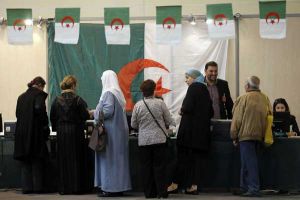 الانتخابات في الجزائر تحت حراسة امنية مشددة وعين بوتفليقة على الولاية الرابعة