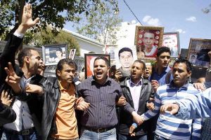 تونسيون يتظاهرون للمطالبة باعادة محاكمة رموز من النظام السابق