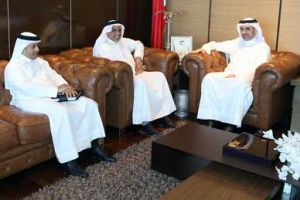 الجودر يبحث مع رئيس مركز شباب السنابس تطوير المبنى الإداري وملعب القدم