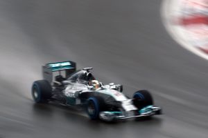 هاميلتون سائق مرسيدس أول المنطلقين في سباق جائزة الصين الكبرى للسيارات