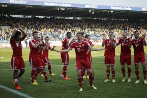 بايرن يحقق فوزه الأول منذ التتويج ودورتموند يواصل التوهج في  البوندسليجا