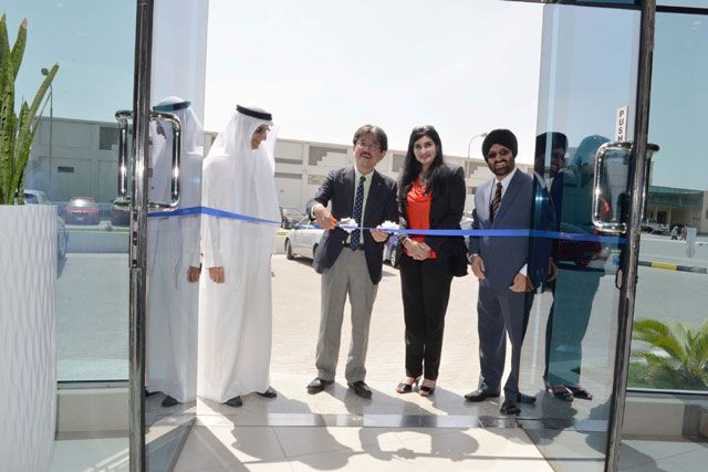 أثناء قص شريط الافتتاح بحضور عادل كانو، هيروشي يوشيدا، سوزان  كانو وكين سينغ - تصوير : أحمد آل حيدر